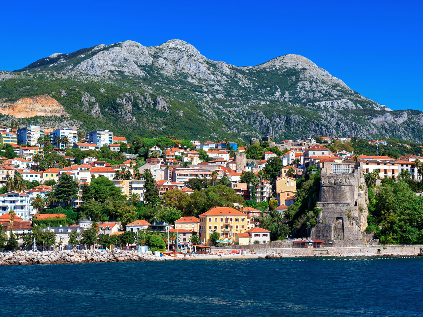 Historické město Herceg Novi se rozkládá v Kotorském zálivu