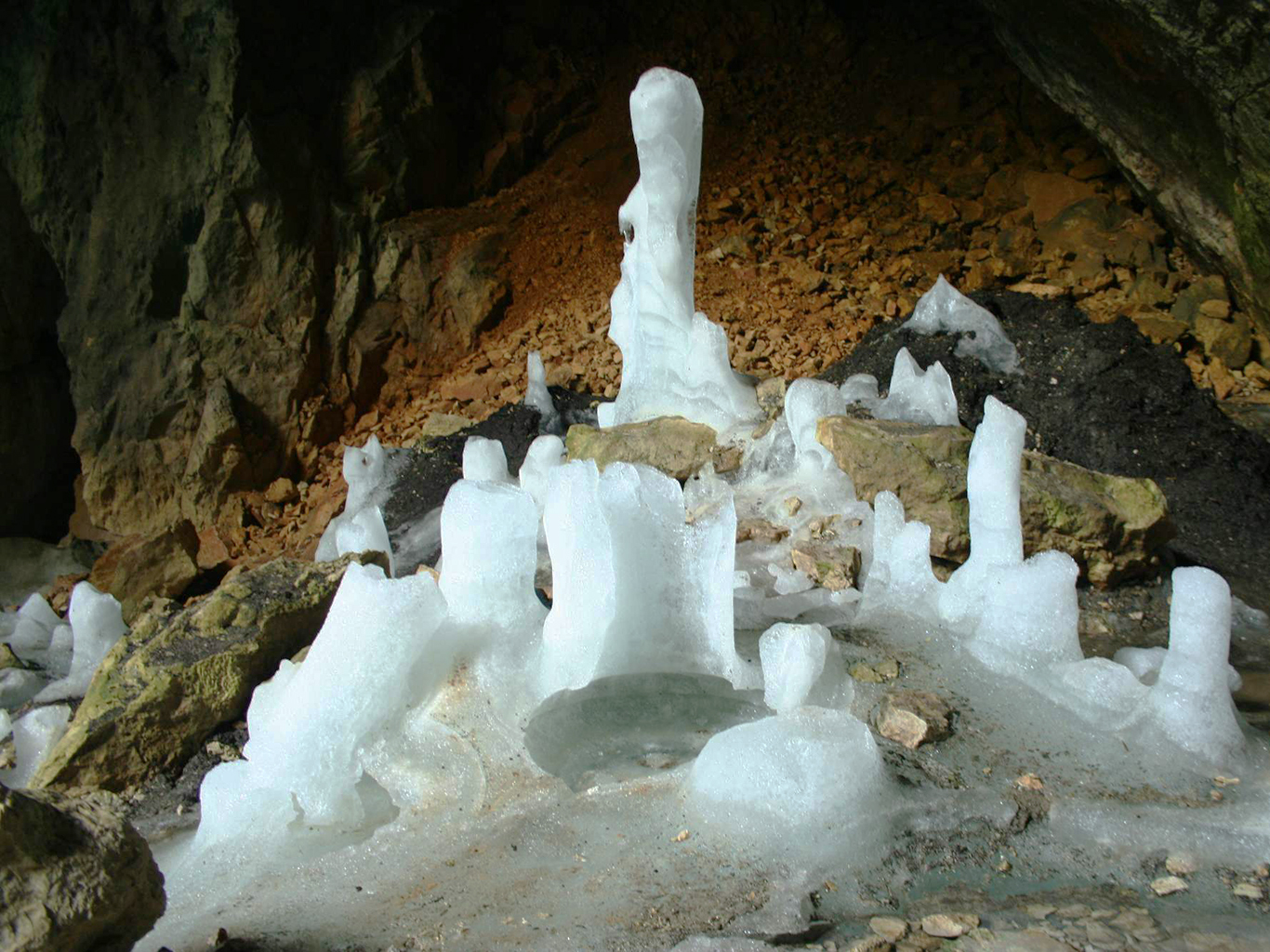 Ledena Pečina - ledová jeskyně v pohoří Durmitor
