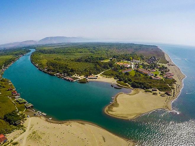 Ostrov Ada Bojana omývá sladká i slaná voda