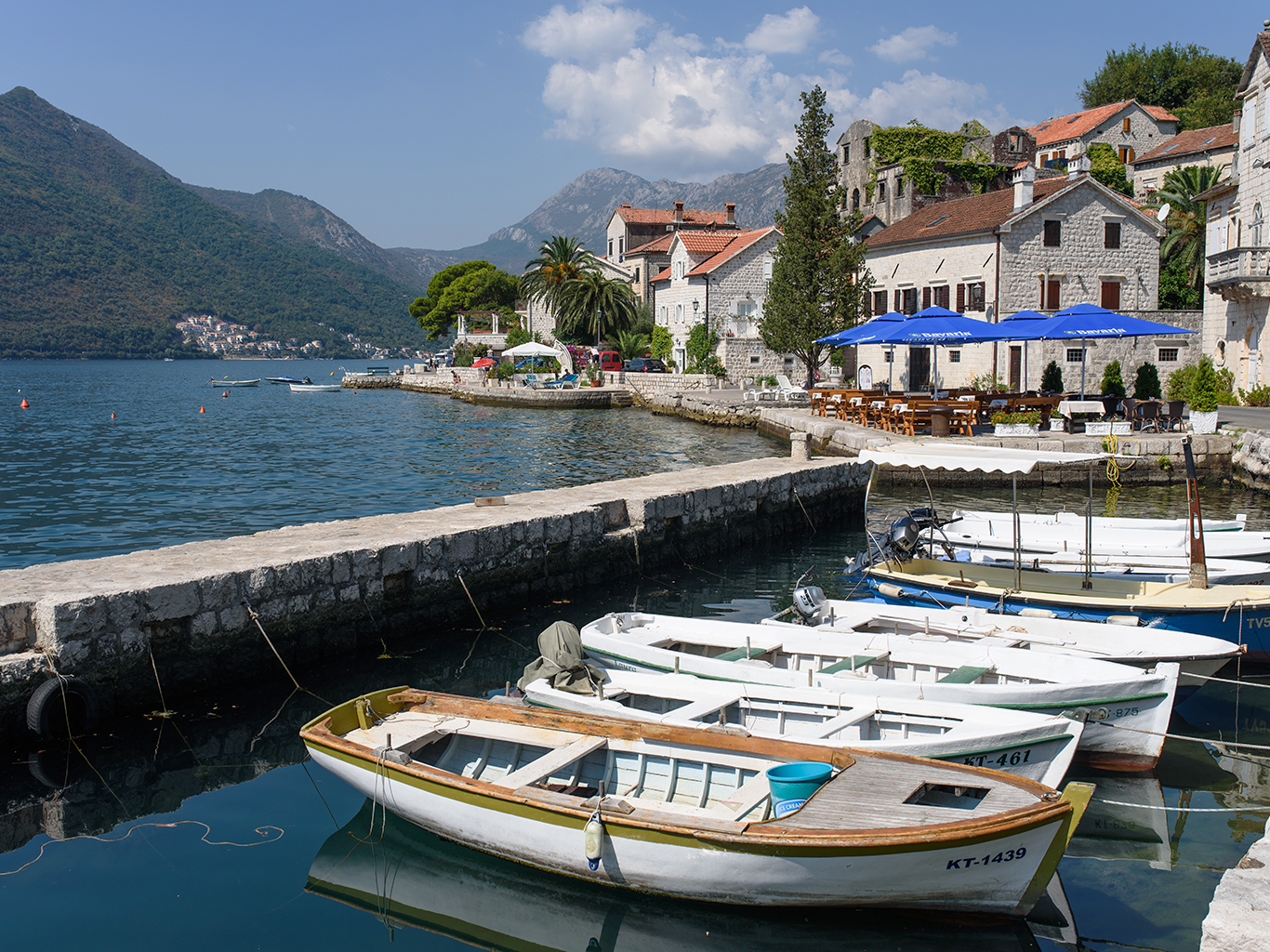 Loďky kotvící na břehu Kotorského zálivu ve městě Perast