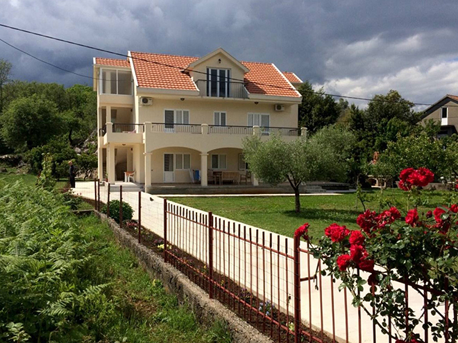 Apartmani Starčević v městečku Radovići nedaleko černohorského pobřeží