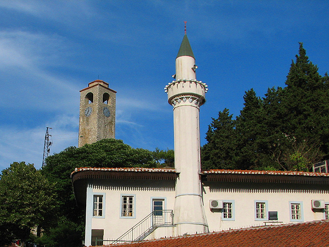 Minaret a hodinová věž v Ulcinji