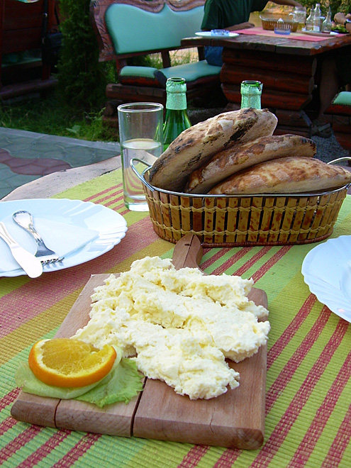 Kajmak je mléčný výrobek, který připomíná sýr