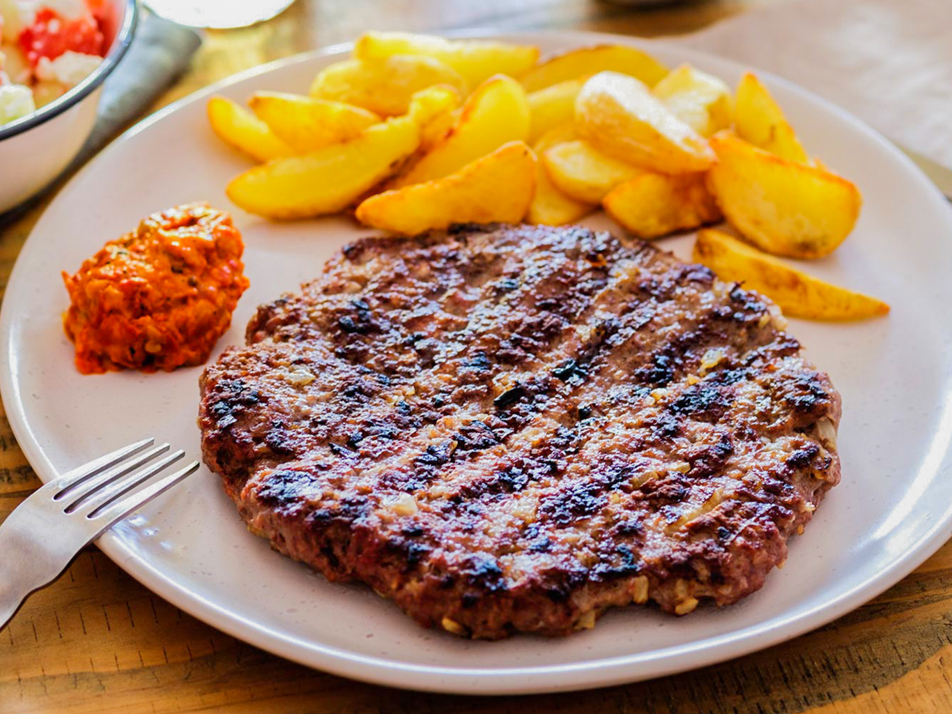 Pljeskavica je typicky balkánská placka z mletého masa