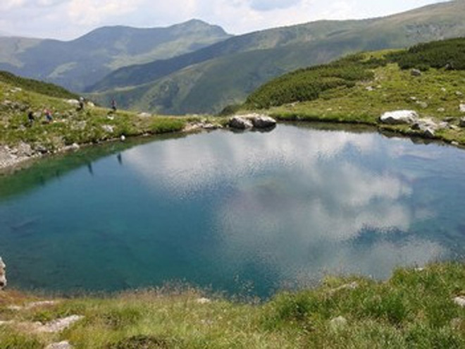 Při cestě z Pietrosulu jsme šli kolem nevídaně čistého horského jezírka