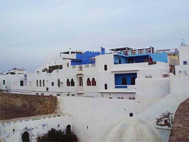 Dochované bílé hradby a opevnění města Asilah u atlantského pobřeží Maroka