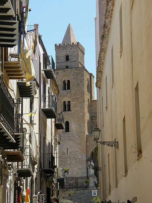 Ulička vedoucí ke katedrále Duomo di Cefalù z 12. století