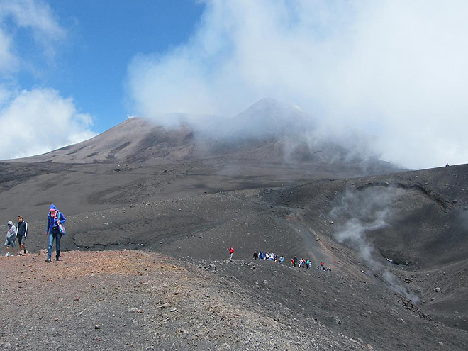 Etna - vedlejší kráter a hlavní v pozadí