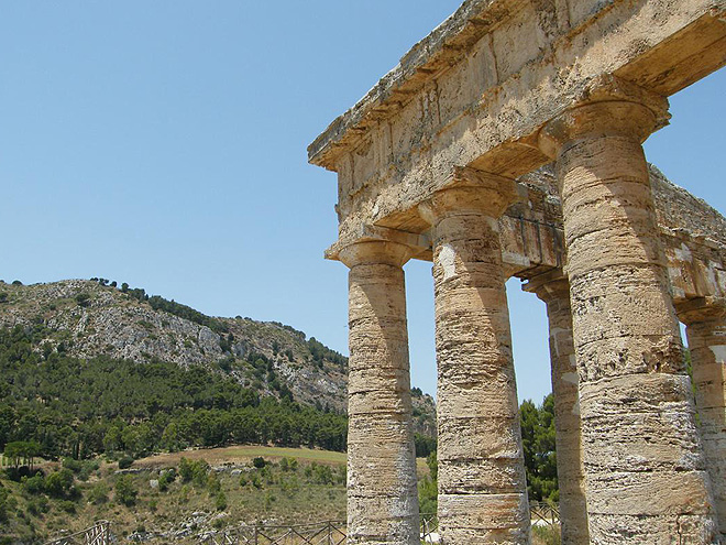 Krásný opuštěný řecký chrám v segestkém údolí má své nesporné kouzlo