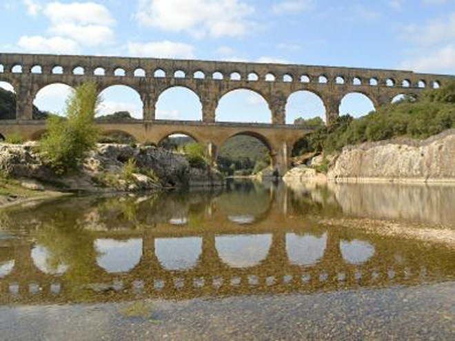 275 metrů dlouhý akvadukt Pont du Gard