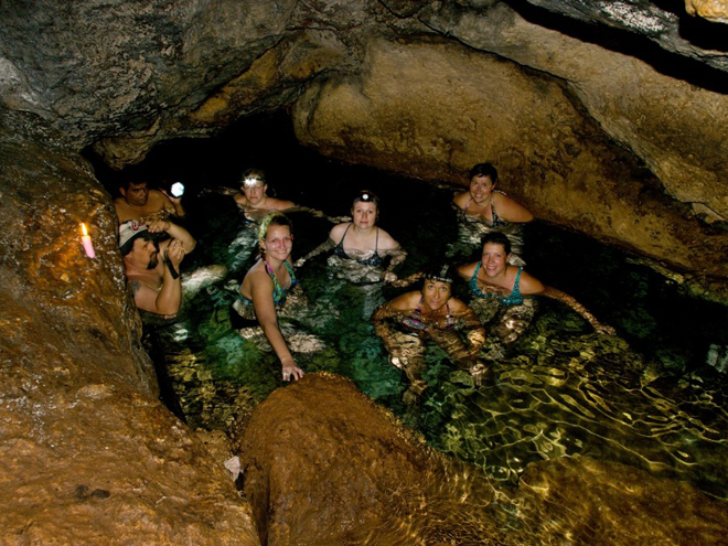 Koupání s čelovkou ve vápencové jeskyni Cueva del Água