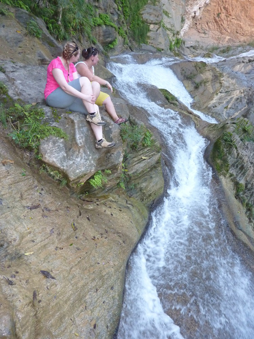 Posezení u vodopádu Salto de Caburni