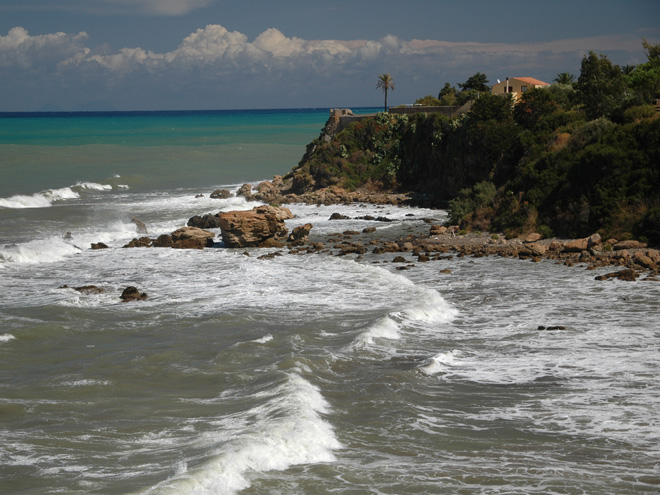 Pobřeží Tyrhénského moře na severu Sicílie u města Cefalù