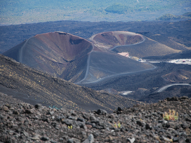 Sopka Etna a její dva krátery