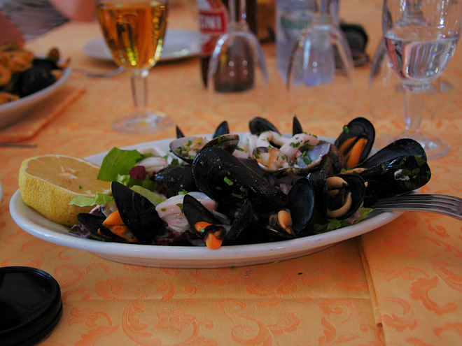 Oběd v Syrakusách = mušle a jiná mořská havěť na talíři