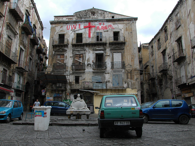 Chudinská čtvrť Palerma s torzy domů zničených během 2. světové války