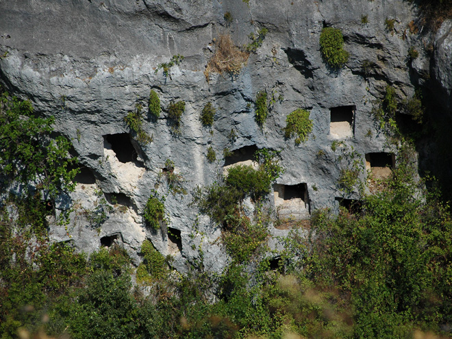 Více než pět tisíc hrobek vysekaných do skal v Pantalice