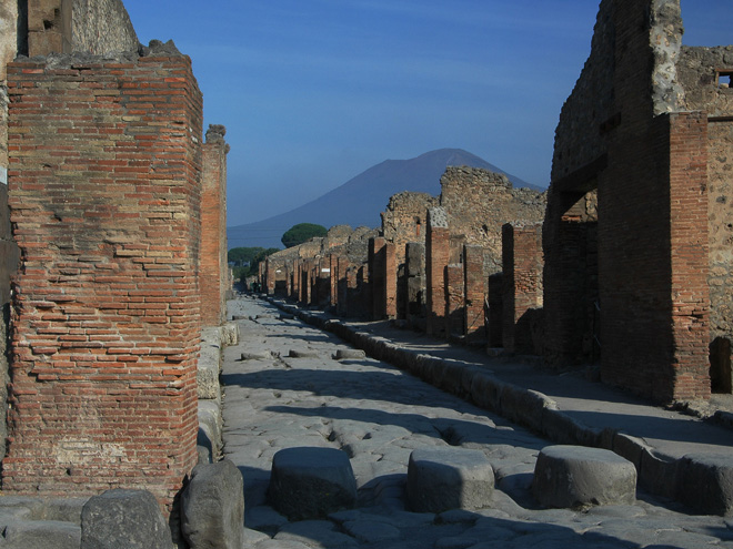 Ruiny města Pompeje, které na dlouhá století zmizelo pod nánosem popela