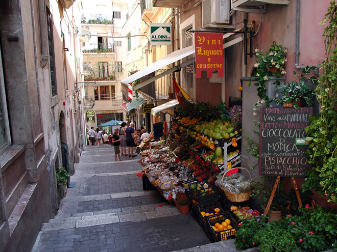 Uličky v Taormině jsou plné košíků sušených rajčat, svazků chilli papriček a pytlíčků středomořského koření