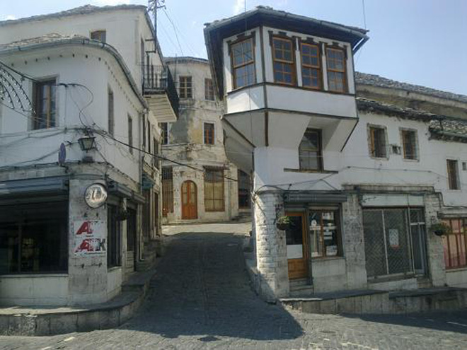 Gjirokastër – město odvozené od skanedrbergova původního jména (Gjorg Kastriotti)