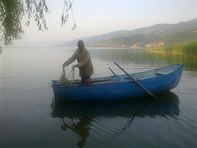 Ranní rybolov v Ohridském jezeře