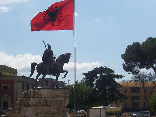 Klasický obrázek z Albánie – památník Skanderberga