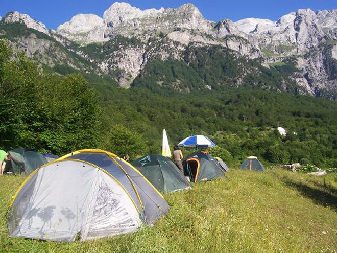 Národní park Thethi v Albánii – naše tábořiště pod skalním masivem