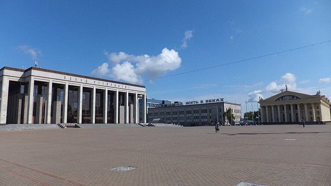 Říjnové náměstí s budovou Parlamentu. V neděli ráno tu není ani noha.