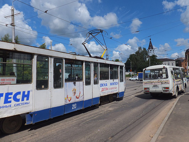 Stařičká ruská tramvaj s těžkými vraty jak od tanku