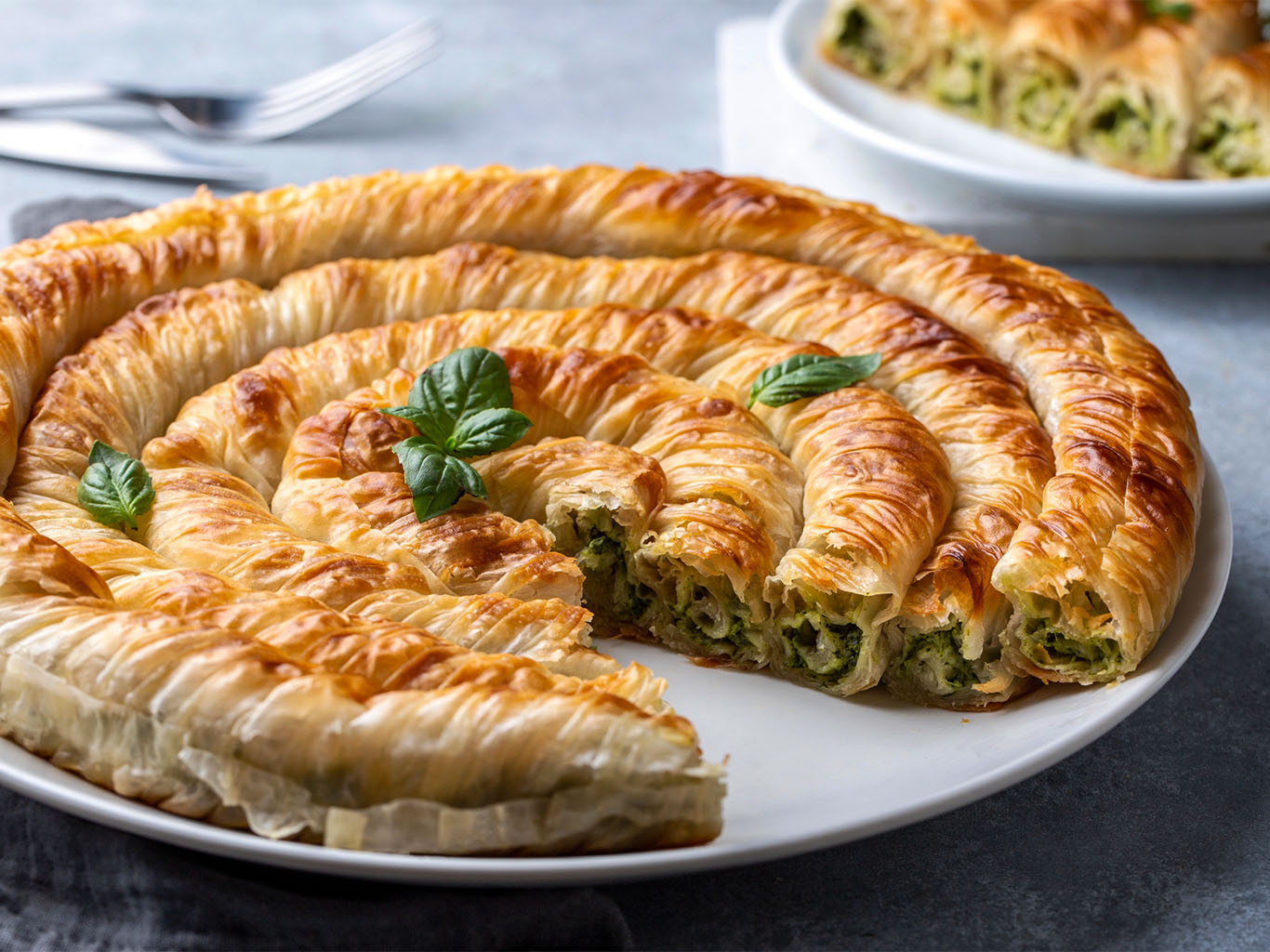 Chorvatský špenátový burek zabalený v tenkém taženém těstě
