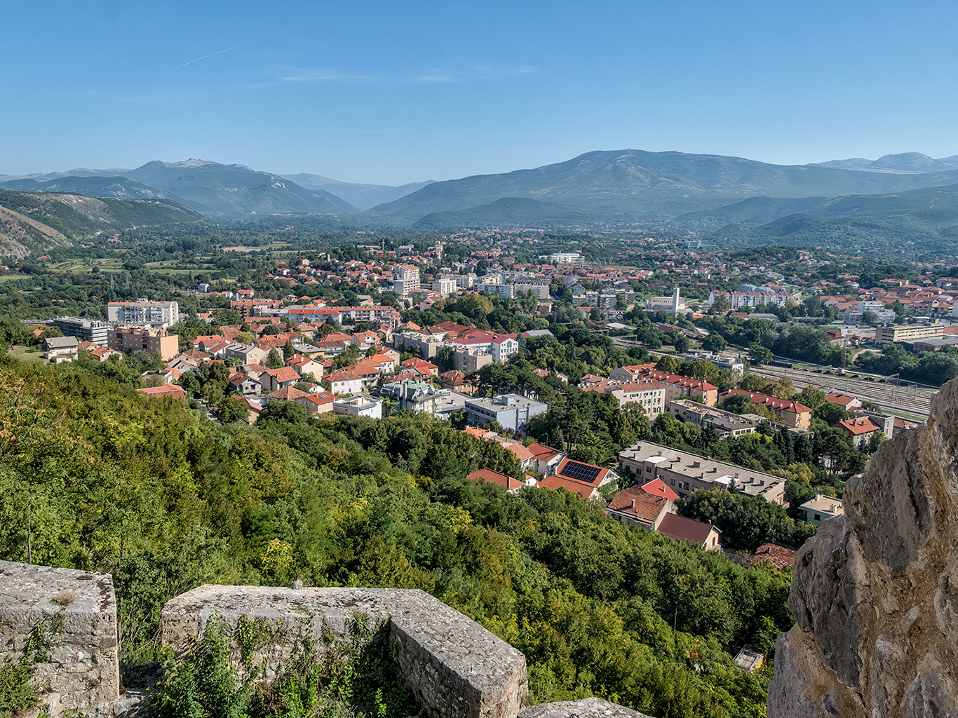 Pohled na město Knin z královské pevnosti svatého Spasitele