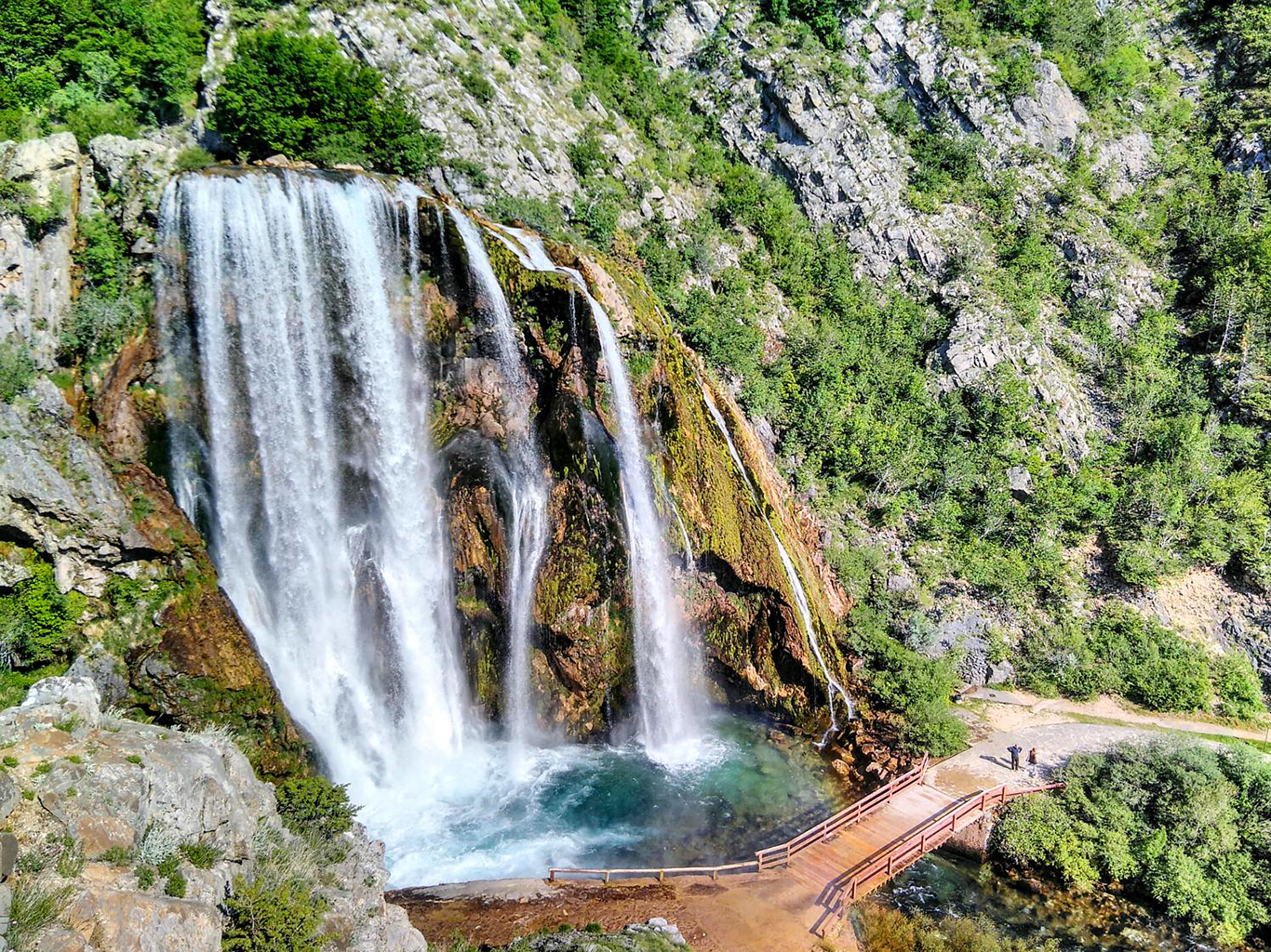 Topoljský vodopád vysoký 22 metrů na řece Krčić
