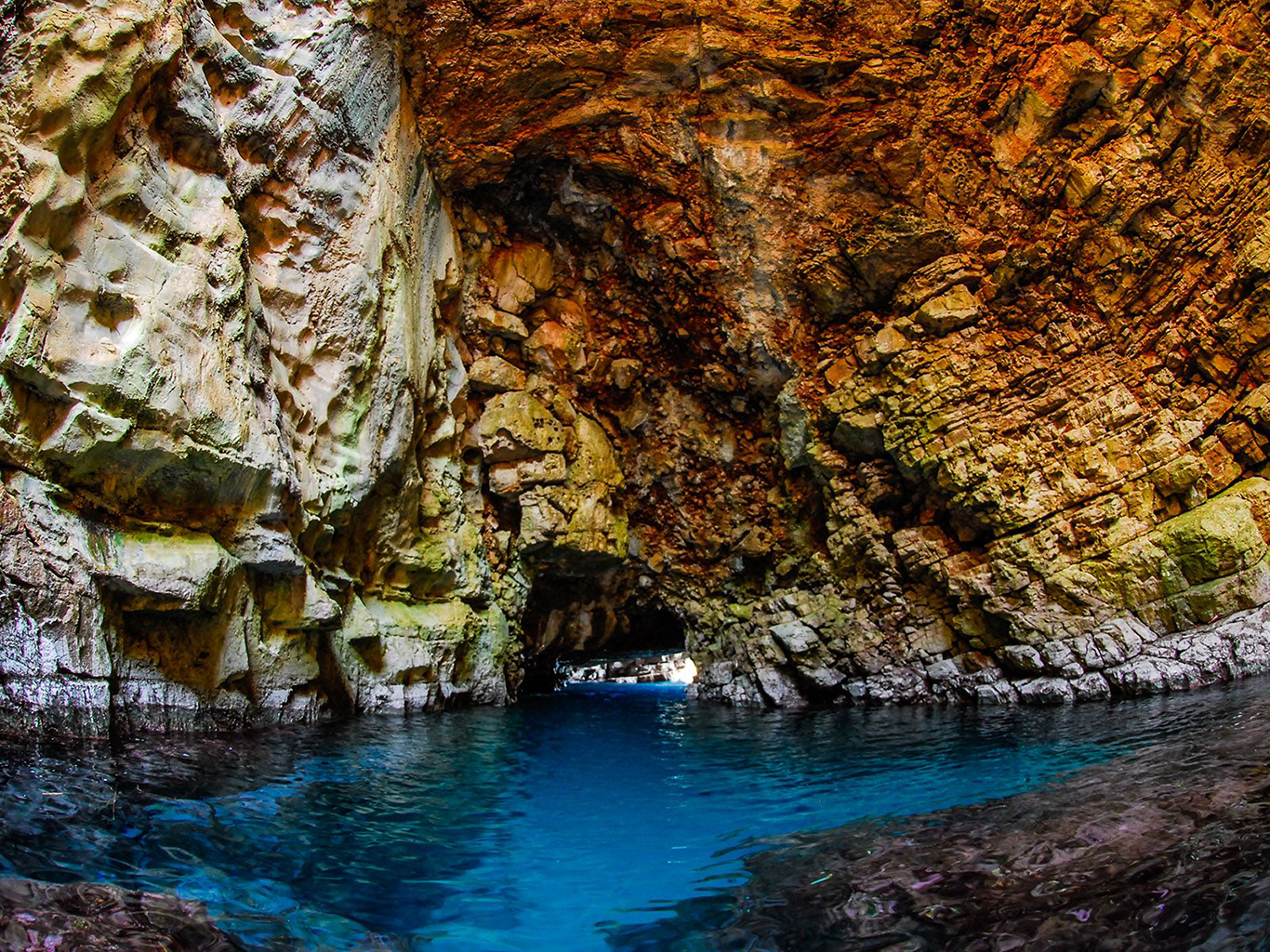 Kouzelnou Odysseovu jeskyni objevíte u ostrova Mljet 