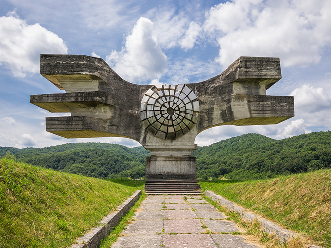 Brutalistický památník revoluce lidu Moslaviny u vesnice Podgarić 