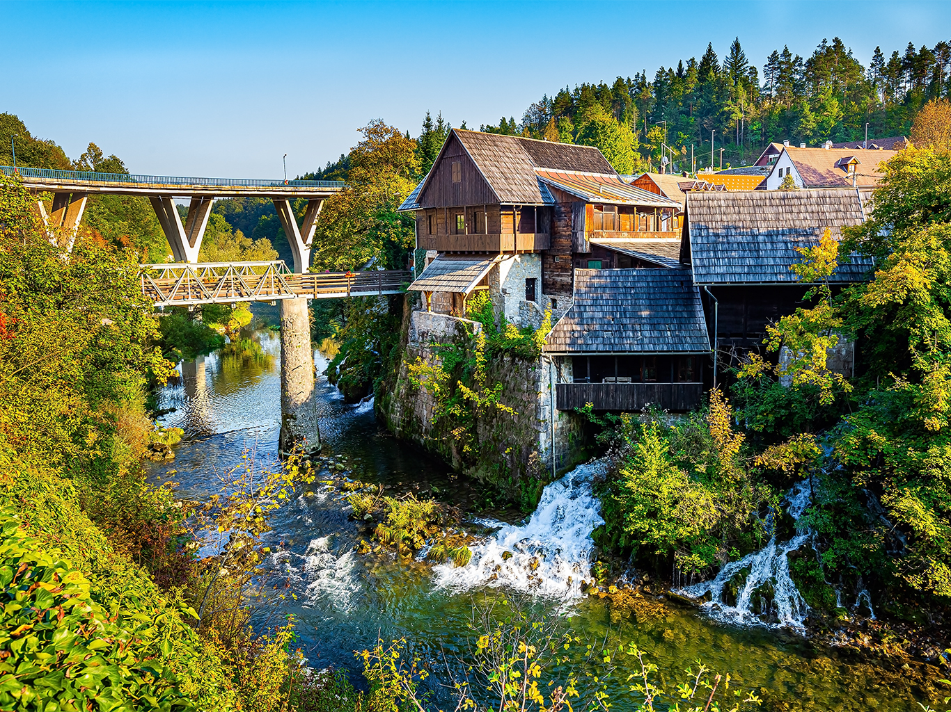 Vesnička Rastoke je protkaná množstvím vodopádů, peřejí a jezírek