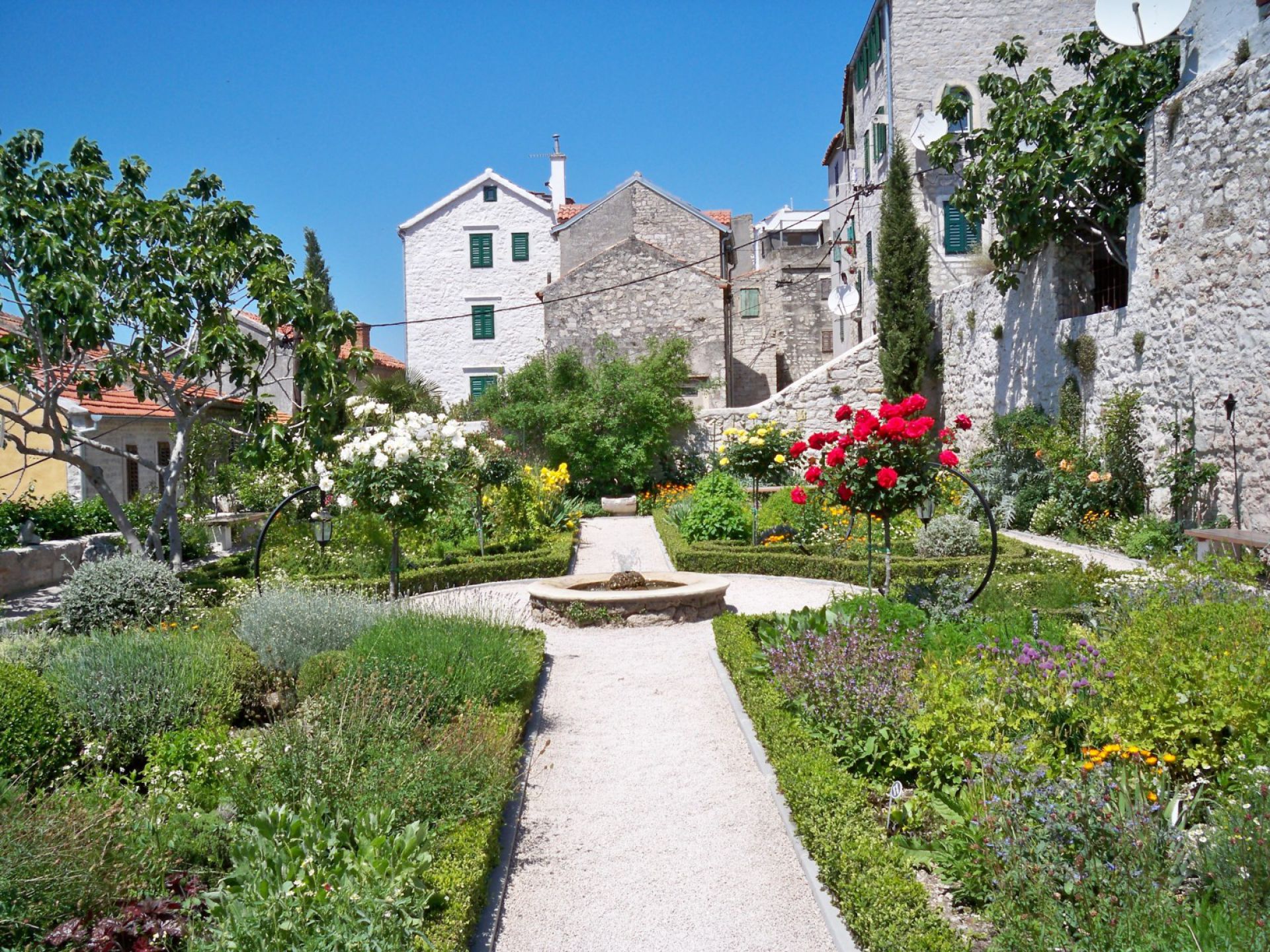 Ojedinělá klášterní zahrada ze 17. století nese přezdívku Šípková Růženka