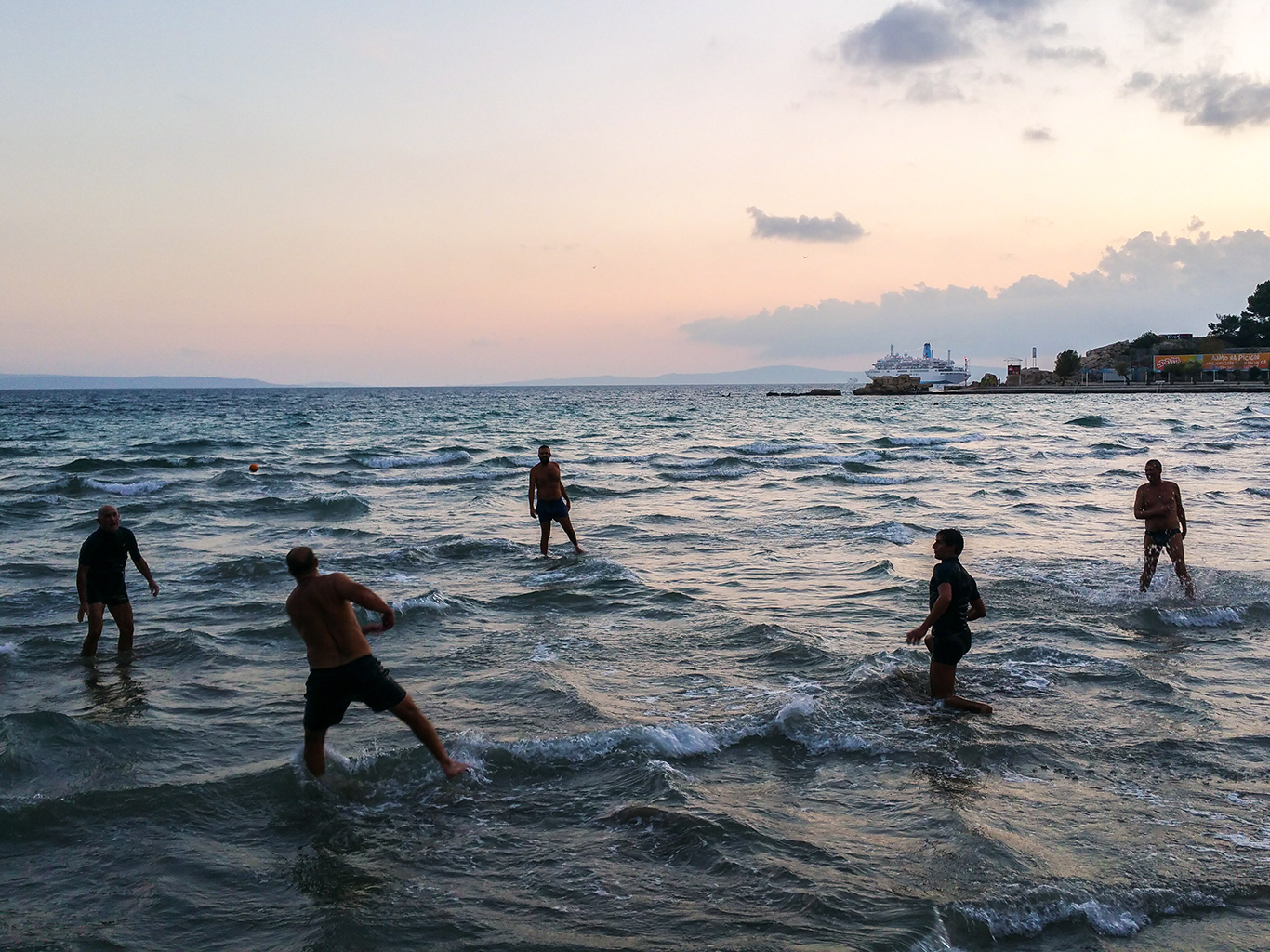 Splitskou pláž Bačvice proslavila také hra zvaná picigin