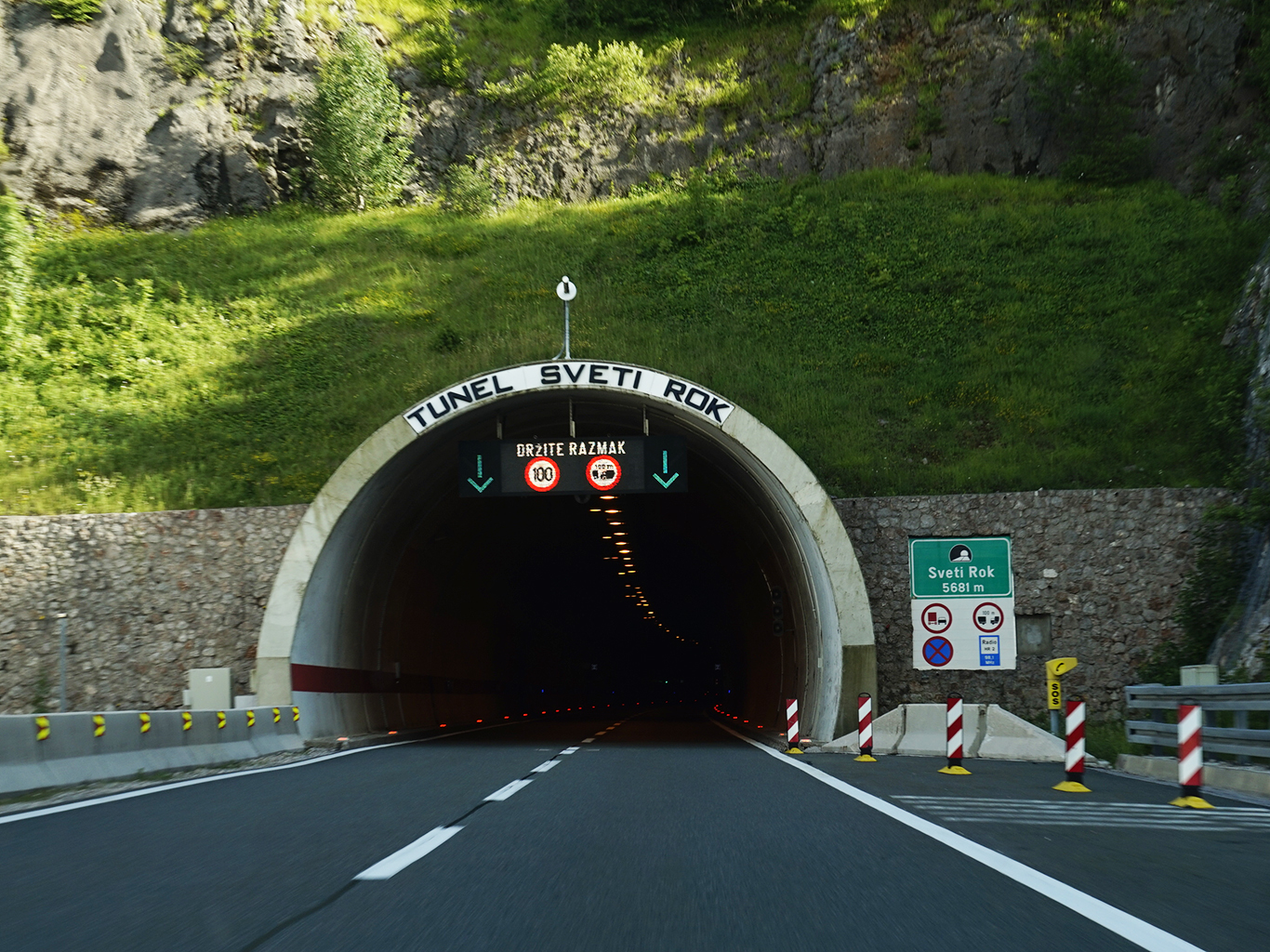 Tunel sv. Rok vede skrz pohoří Velebit 