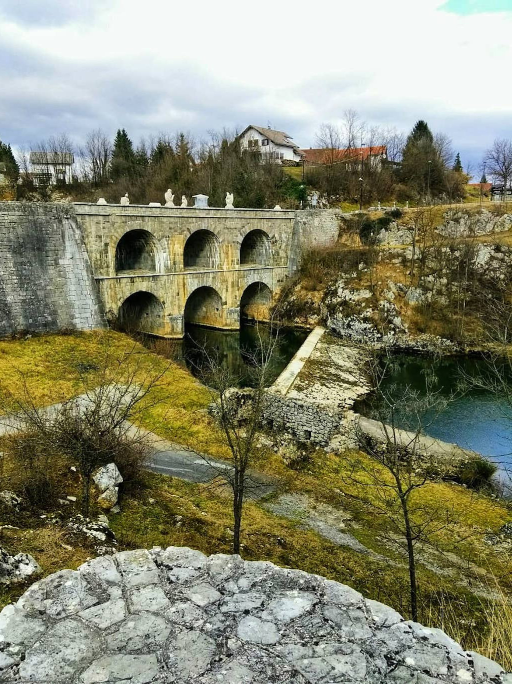 Unikátní most inspirovaný římskou architekturou stojí u města Tounj 