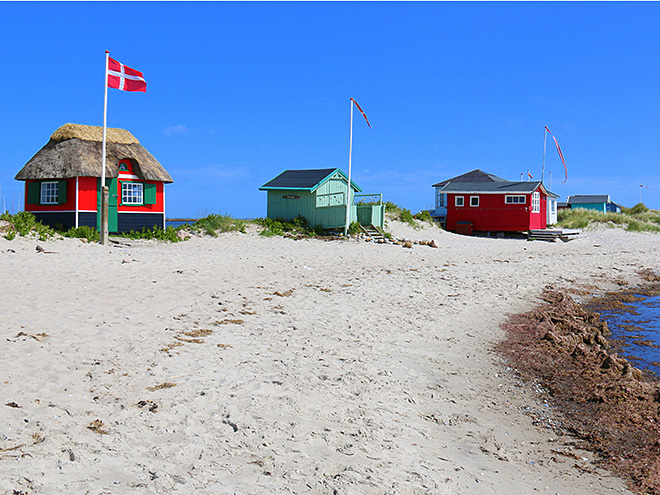 Barevné plážové domky jsou pro ostrov Ærø charakteristické