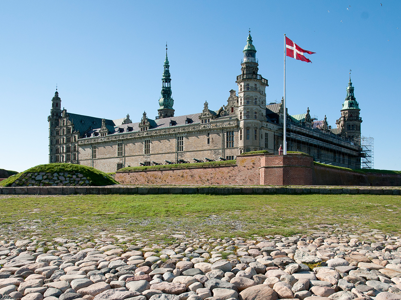 Hrad Kronborg střežící Øresundskou úžinu