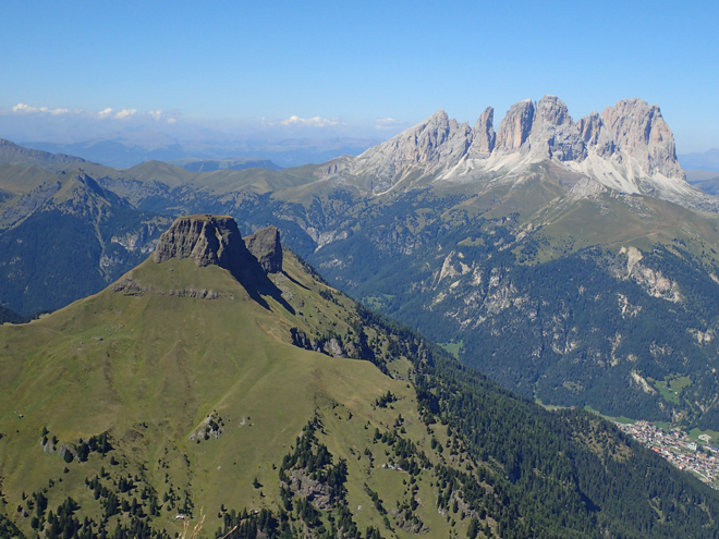Výhled z vrcholu Il Collaz - v pozadí Sassolungo