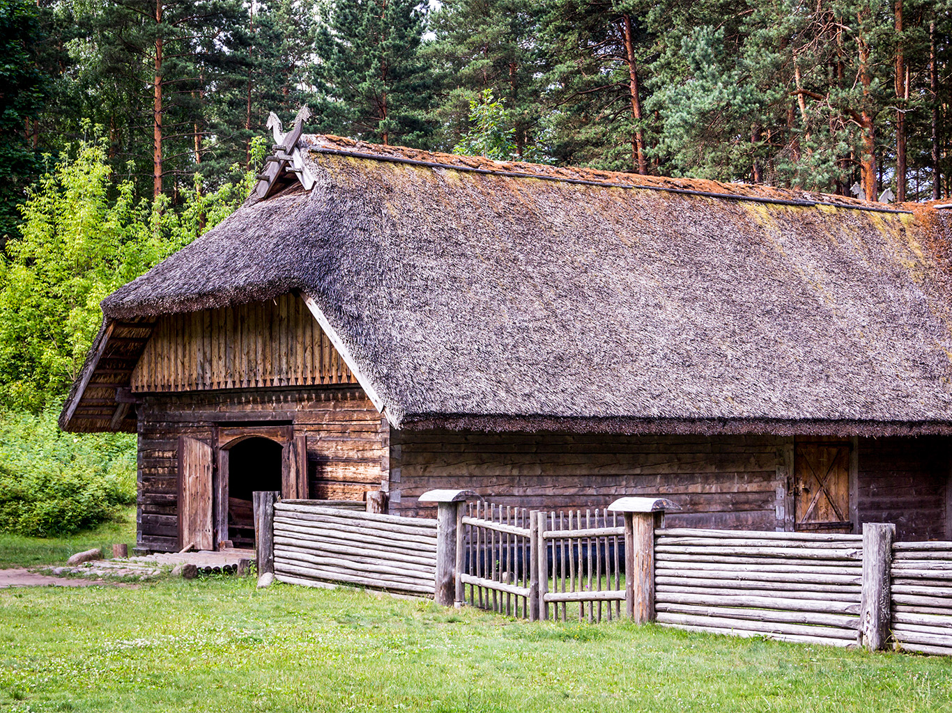 Na předměstí Rocca al Mare se nachází Etnografické muzeum pod širým nebem