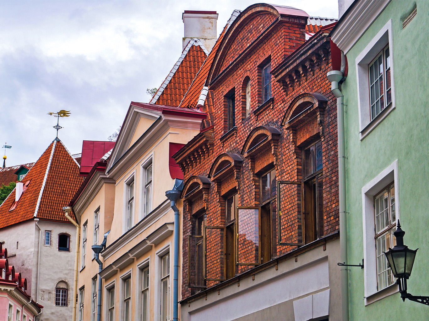 Pohled na střechy v jedné z uliček Starého města