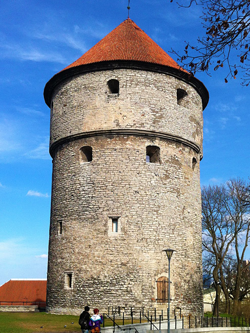 Masivní věž z 15. století dostala jméno Kiek-in-de-Kök (Koukni do kuchyně)