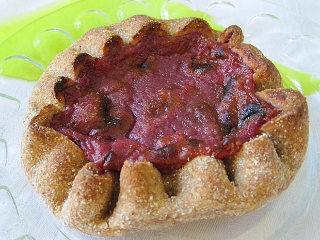 Rönttönen – otevřený koláč s náplní z bramborové kaše a brusinek