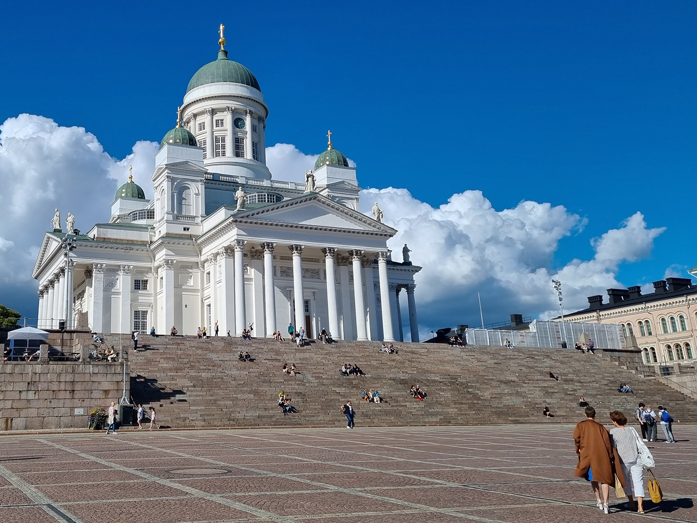 Na Senátním náměstí stojí nad schody krásná helsinská katedrála z 19. století