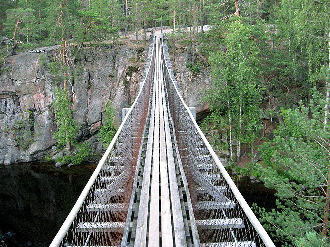 Most přes řeku v národním parku Oulanka