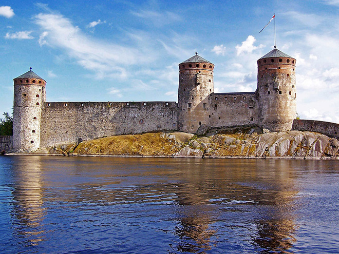 Středověký hrad Olavinlinna ve městě Savonlinna