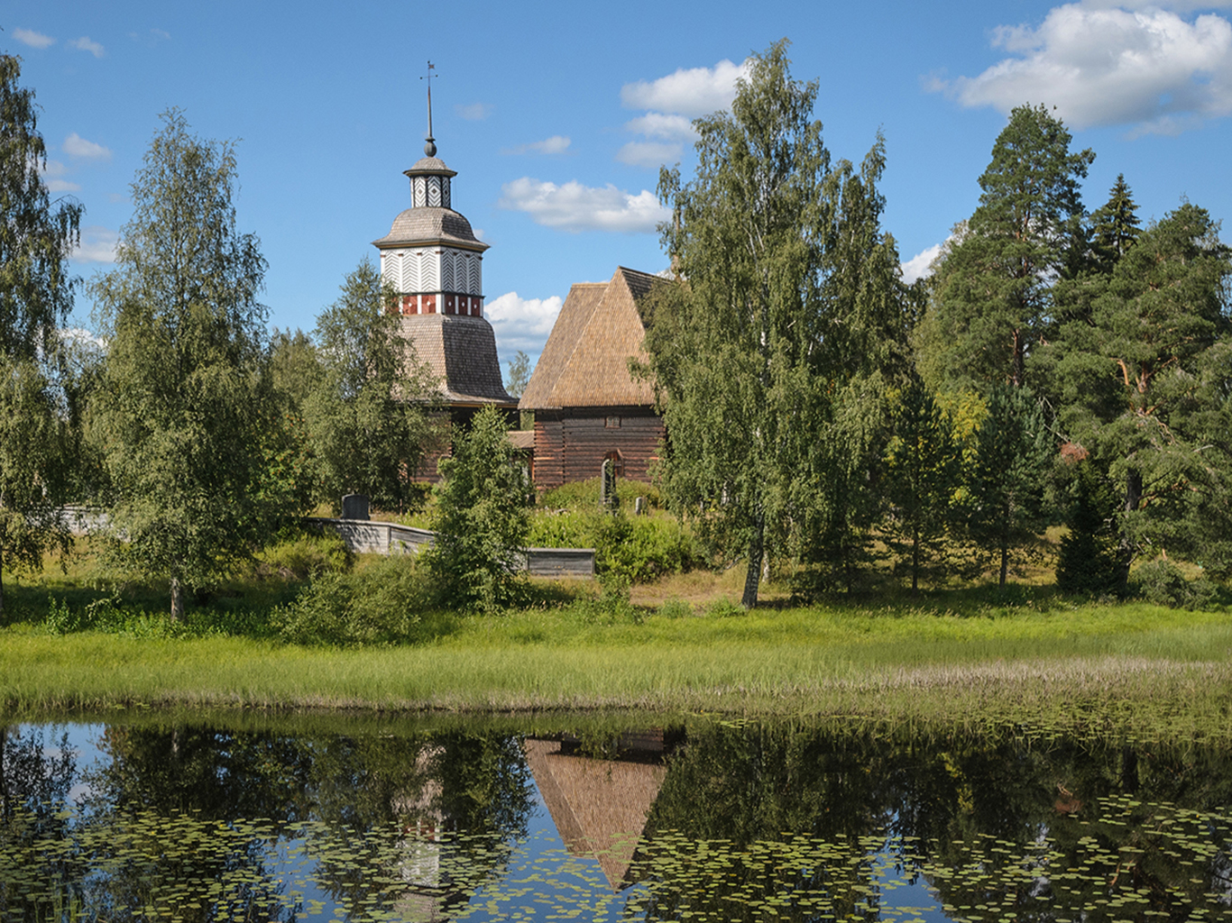Okolí kostelíka u městečka Petäjävesi tvoří krásné jezero Karikkoselkä